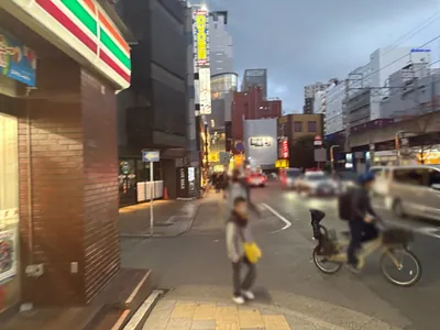 セレーネへの道順 11／16：左手二つ目の路地も越えて直進をします。