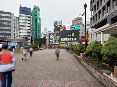 エディションへの道順 2／7：駅を背中にして右へ進みます。