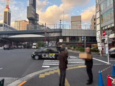 銀 （ギン）への道順 3／9：一つ目の横断歩道を渡ります。