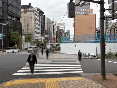 トドロキ轟への道順 4／11：二つの横断歩道を渡って右折します。