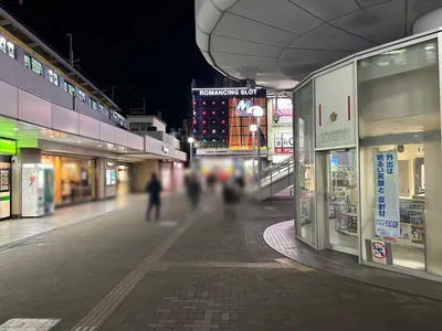 プライマルへの道順 2／6：駅を背にして、左に進みます。