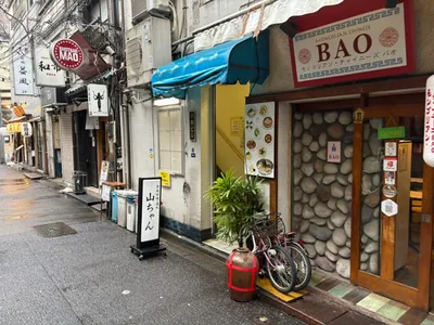 イチへの道順 12／12：少し進むと右手に新橋イチの入る「小林ビル」があります。
