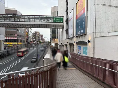 カルドへの道順 3／8：右手スロープを下ります。