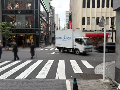 粋 （スイ）への道順 10／11：十字路を越えて直進します。