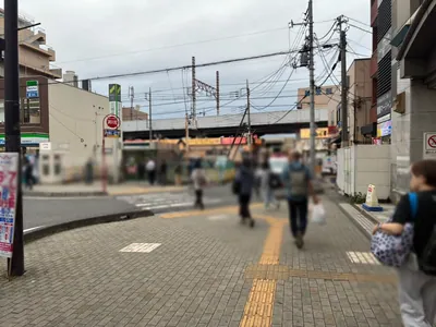 グランクラスへの道順 2／7：駅を背にして右手に進みます。