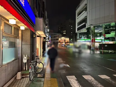 モンサンミッシェルへの道順 2／13：駅を背にして右手に進みます。