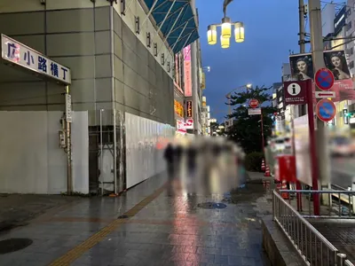 アールクラブへの道順 2／8：駅を背にして直進します。