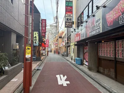 ハングオーバーへの道順 6／11：直進します。