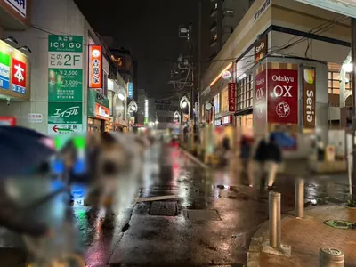 シャインへの道順 3／6：右手路地を越えて直進します。