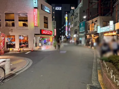 西日暮里　アンビシャスへの道順 3／6：左手一つ目の路地を超えて直進をします。