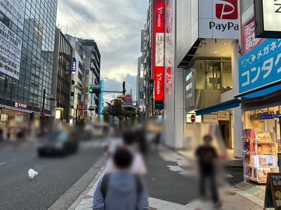 シーサイドへの道順 6／9：右手の三つ目の路地も越えて直進を続けます。