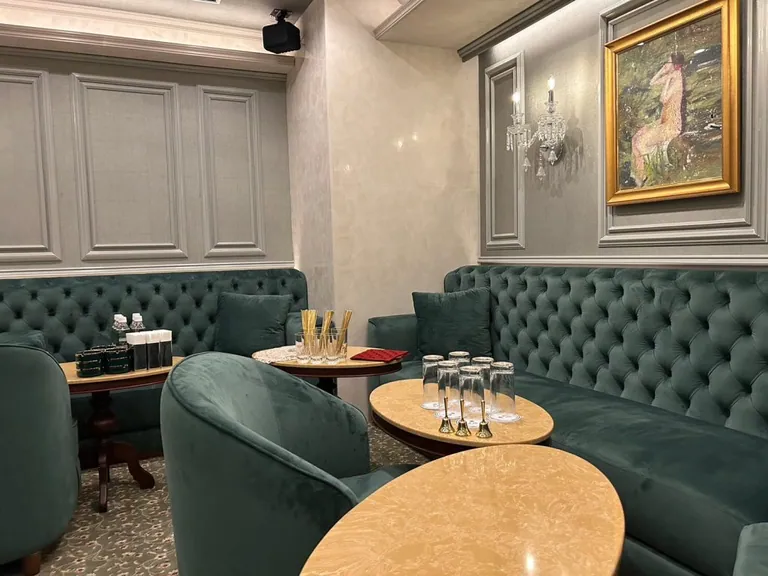 王族 （オウゾク）の店内