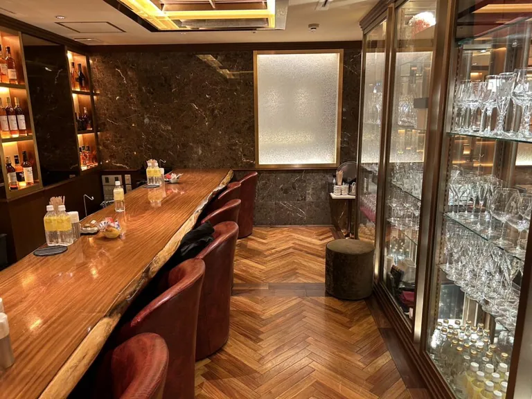 ダミエの店内