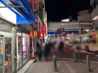 プライマルへの道順 4／6：直進し、左手路地を左折します。