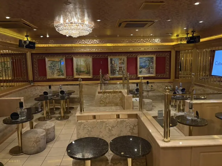 クリスタルシューズの店内