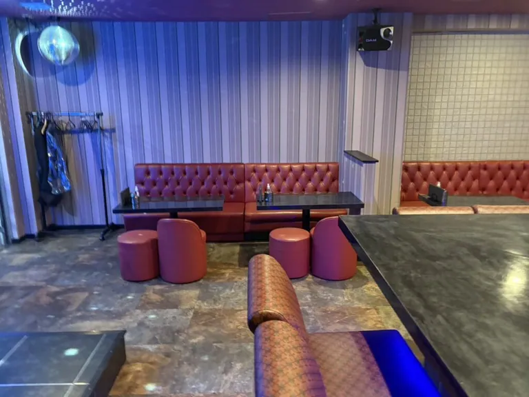 イーストブルーの店内