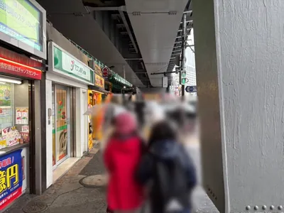リカリカへの道順 2／9：駅を背にして左に進みます。