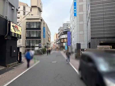 イーストブルーへの道順 8／10：左手路地を越えて直進をします。