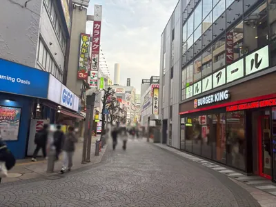 シギラへの道順 4／9：ビル下を抜けてY字路を右に進みます。