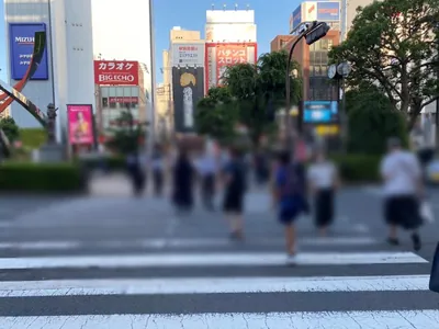アルジェントクラブへの道順 1／5：「蒲田駅東口」を出たら正面の横断歩道を渡ります。