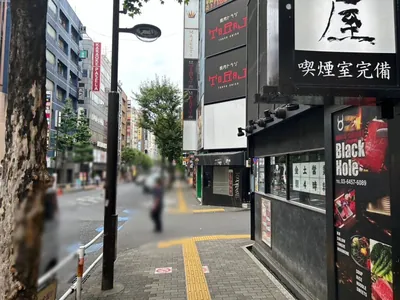 ヴェルージュへの道順 10／12：右手の一つ目の路地を越えて直進を続けます。