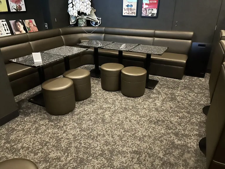 ラプソディの店内