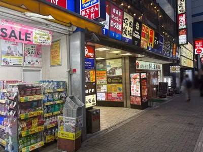 帝ノイ （ミカドノイ）への道順 6／6：少し進むと左手に船橋帝ノイの入る「モリウチビル」があります。