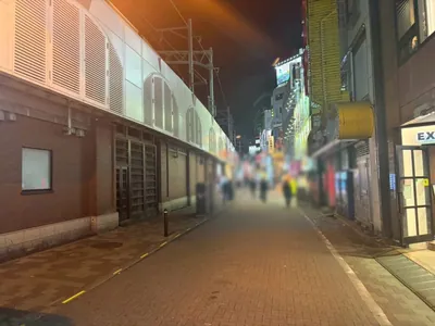 ラヴィエへの道順 2／3：駅を背にして左手へ進みます。