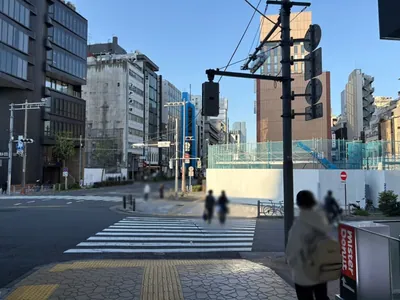 ジャングル東京への道順 4／6：二つ目の横断歩道を渡って右折します。