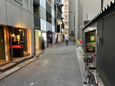 ソウへの道順 9／9：直進すると左手に銀座ソウの入る「高本ビル」があります。