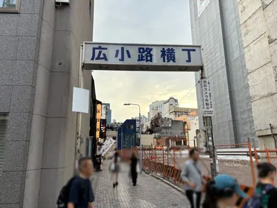 トウェンティワンへの道順 3／7：一つ目の路地を左折し、「広小路横丁」を進みます。