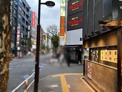 ニューアゲインへの道順 10／14：右手路地を超えて直進します。