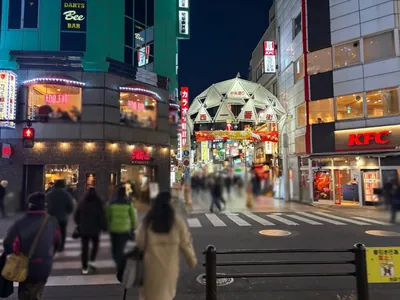 ヴィーナスへの道順 4／9：直進し、正面の横断歩道を渡ります。
