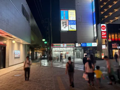 マウンテン （山）への道順 3／10：一つ目の横断歩道を渡り、ロータリーを右手に進みます。