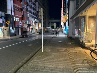 ザクラスへの道順 14／15：道路を左手に直進します。