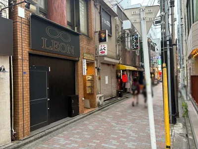 レオンへの道順 7／7：右折後、左手の二件目が立川レオンの入る「あづまビル」です。