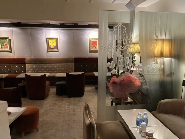 帝 （ミカド）の店内