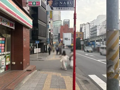 アーチへの道順 10／14：左手二つ目の路地も越えて直進をします。