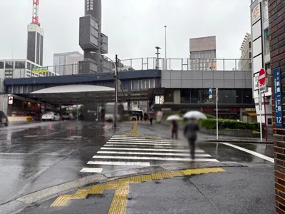 クラブ キューへの道順 3／10：一つ目の横断歩道を渡って直進をします。