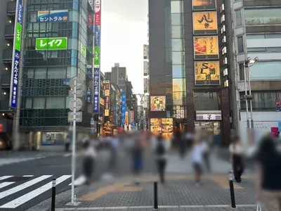 フローレンスクラブへの道順 3／6：SLの左後ろの路地に入ります。