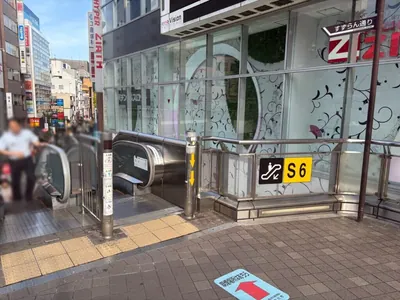 カーサへの道順 4／10：突き当り左手のエスカレーターを下ります。
