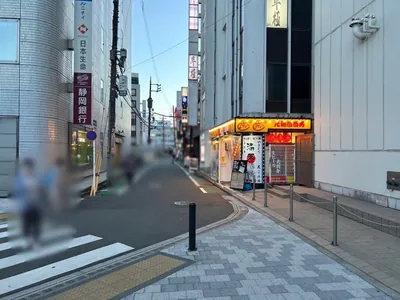 バニッシュへの道順 3／4：そのまま駅沿いを直進します。