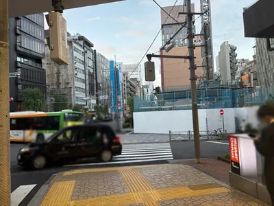 ピースへの道順 4／9：二つ目の横断歩道を渡って右折します。