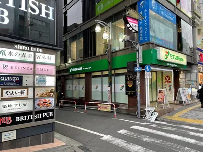 フォーティーファイブへの道順 6／8：左手の二つ目の路地を左折します。