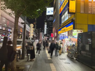 エリゼへの道順 2／8：駅を背にし、道路を左手にして直進します。