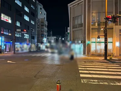 エデンへの道順 5／7：橋本駅入口第二の交差点に出たら横断歩道を渡ってさらに直進します。