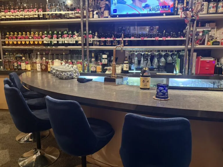 ヒーローの店内