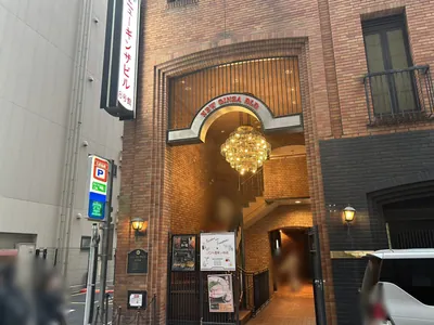 ジュジュへの道順 10／10：十字路を過ぎて右手に銀座ジュジュの入る「ニューギンザビル8号館」があります。
