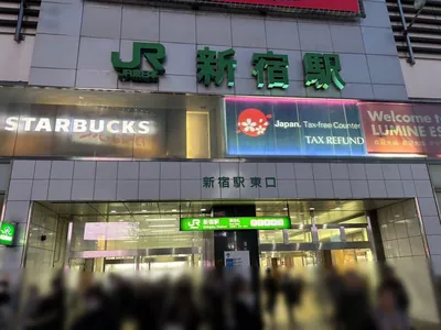 ワイズワイスへの道順 1／12：新宿駅東口を出ます。