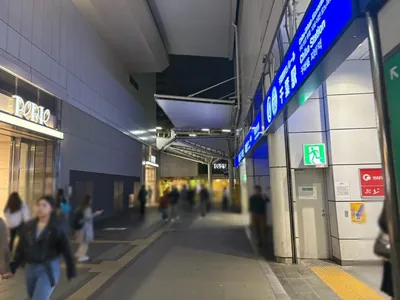 M （エム）への道順 2／12：駅を背中にして左へ歩きます。